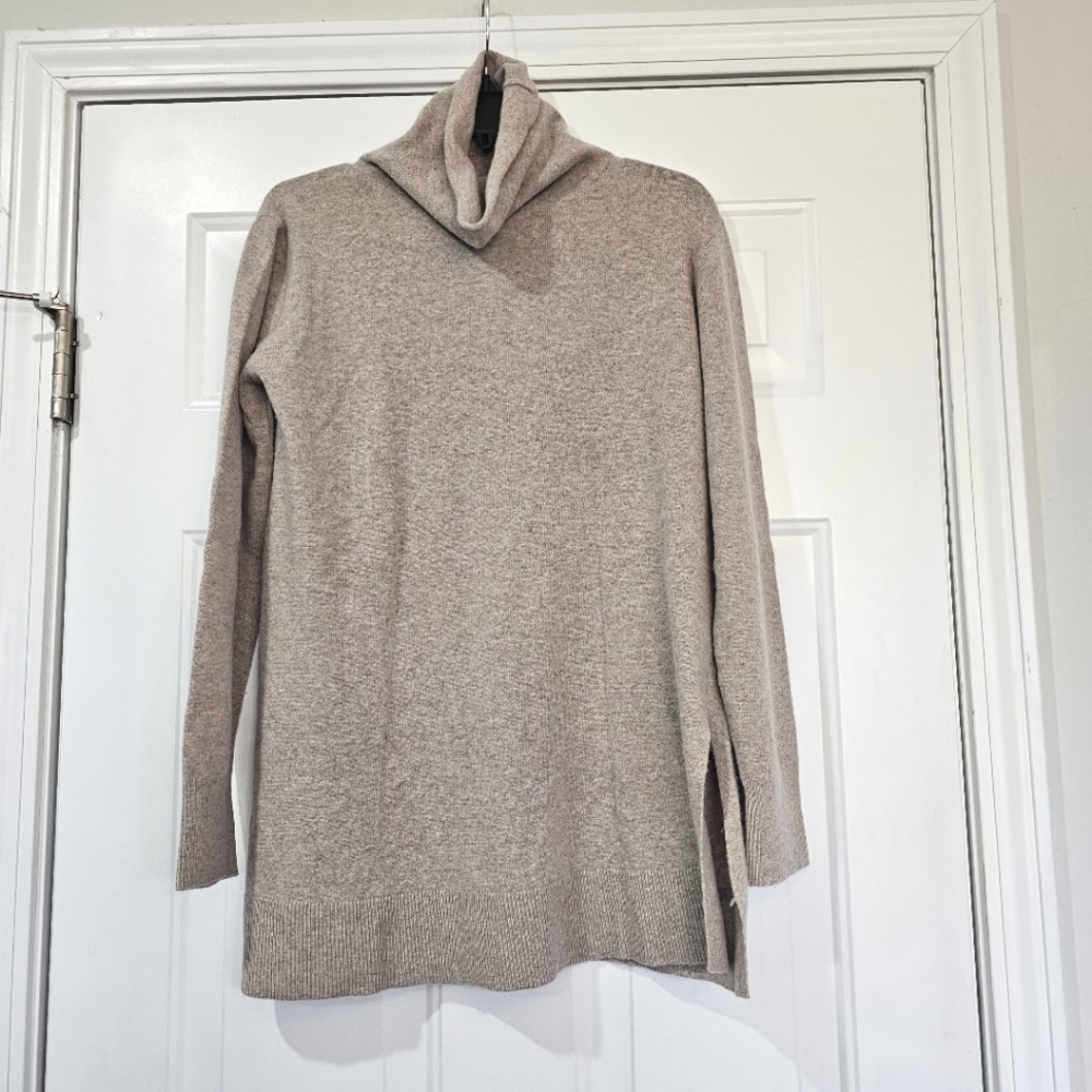 Anne Taylor sweater cotton blend size medium cozy,quiet Luxury 70%wool blend